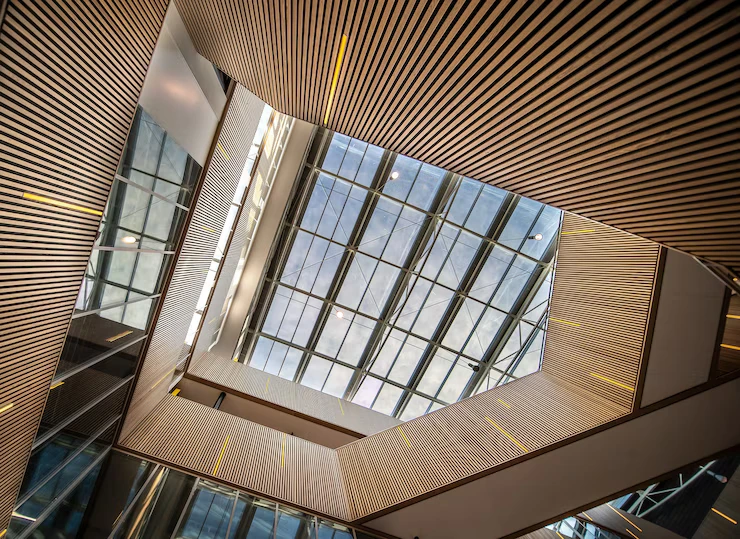 Arquitecto midiendo dimensiones en una reforma interior